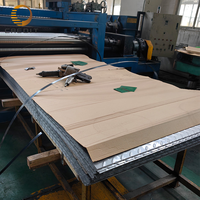 892ee43e-2467-4007-947a-4d59bd045b30_checkered‑ss‑plate‑production‑line‑embossing‑machine‑work‑station.jpg