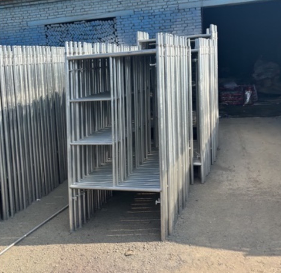 a1dac446-8528-4f86-8856-fe7dfdea73fc_galvanisiertes-H-Rahmen-Gerüst-mit-Leiter-Plattform.jpg